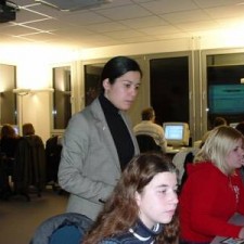 Betreuerin überwacht zwei Teilnehmerinnen am Computer