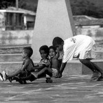 Kinder beim Spielen auf dem Platz