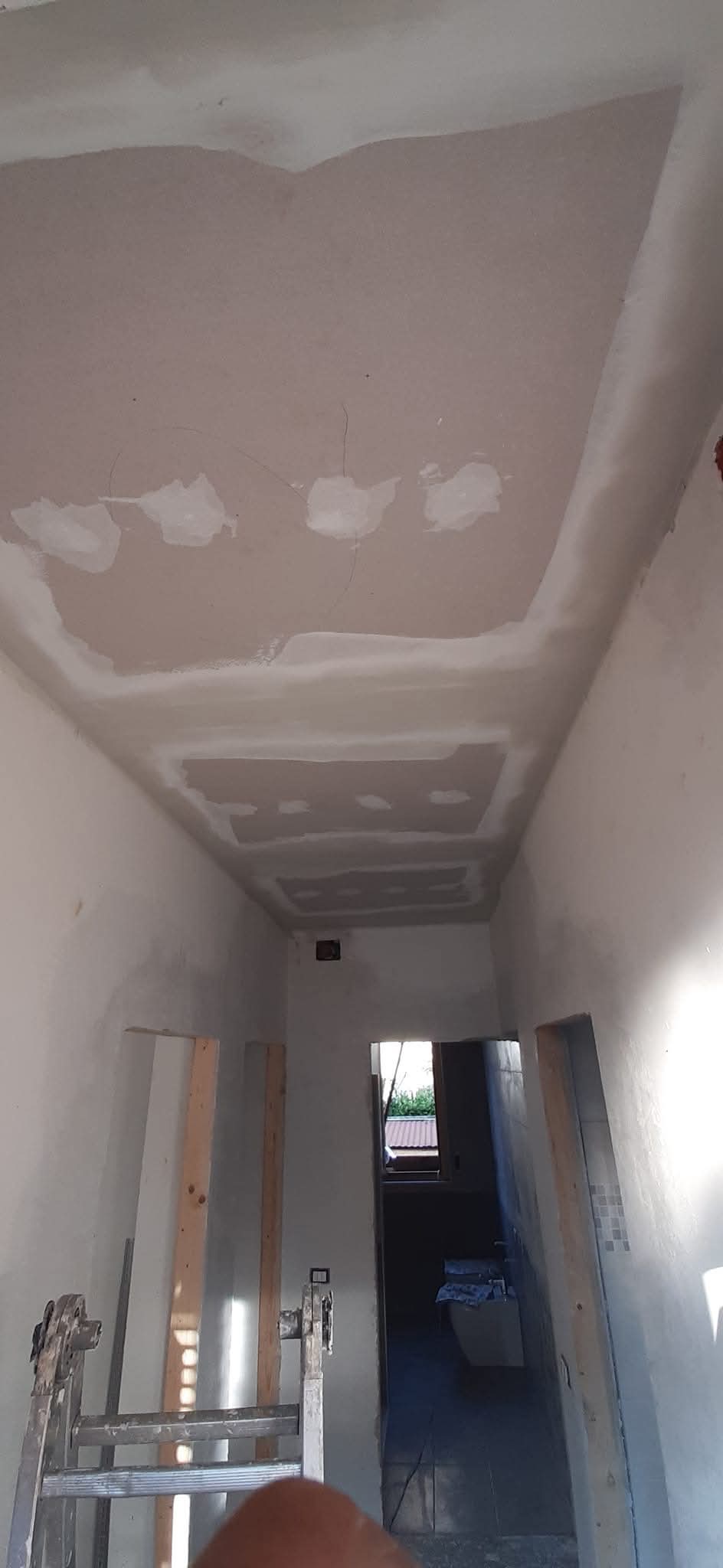 Corridoio con controsoffitto decorativo