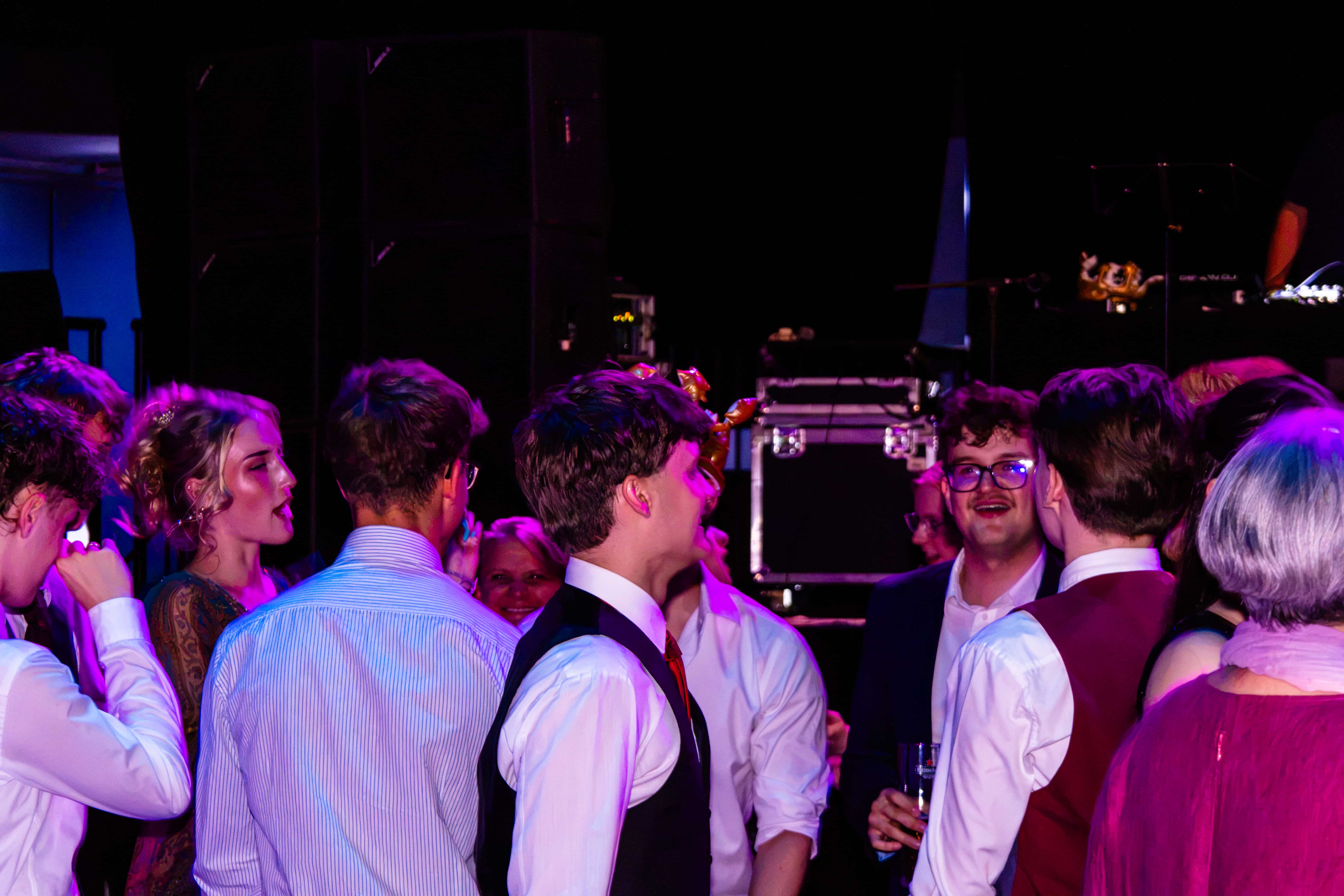 Abiball mit Jugendlichen bei farbigem Licht