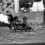 Kinder auf Rollbrett auf dem Platz