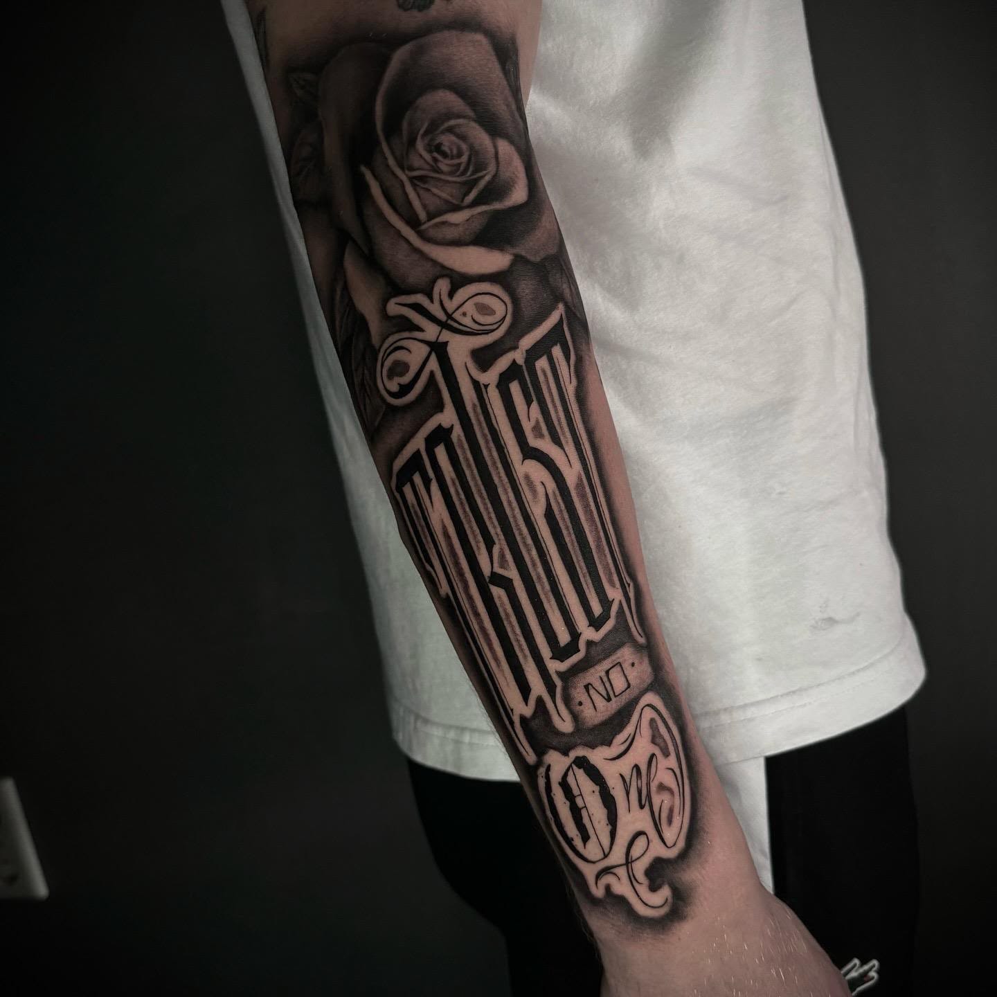 Lettering Trust No One Chicano-Schrift mit Rose am Unterarm verheilt