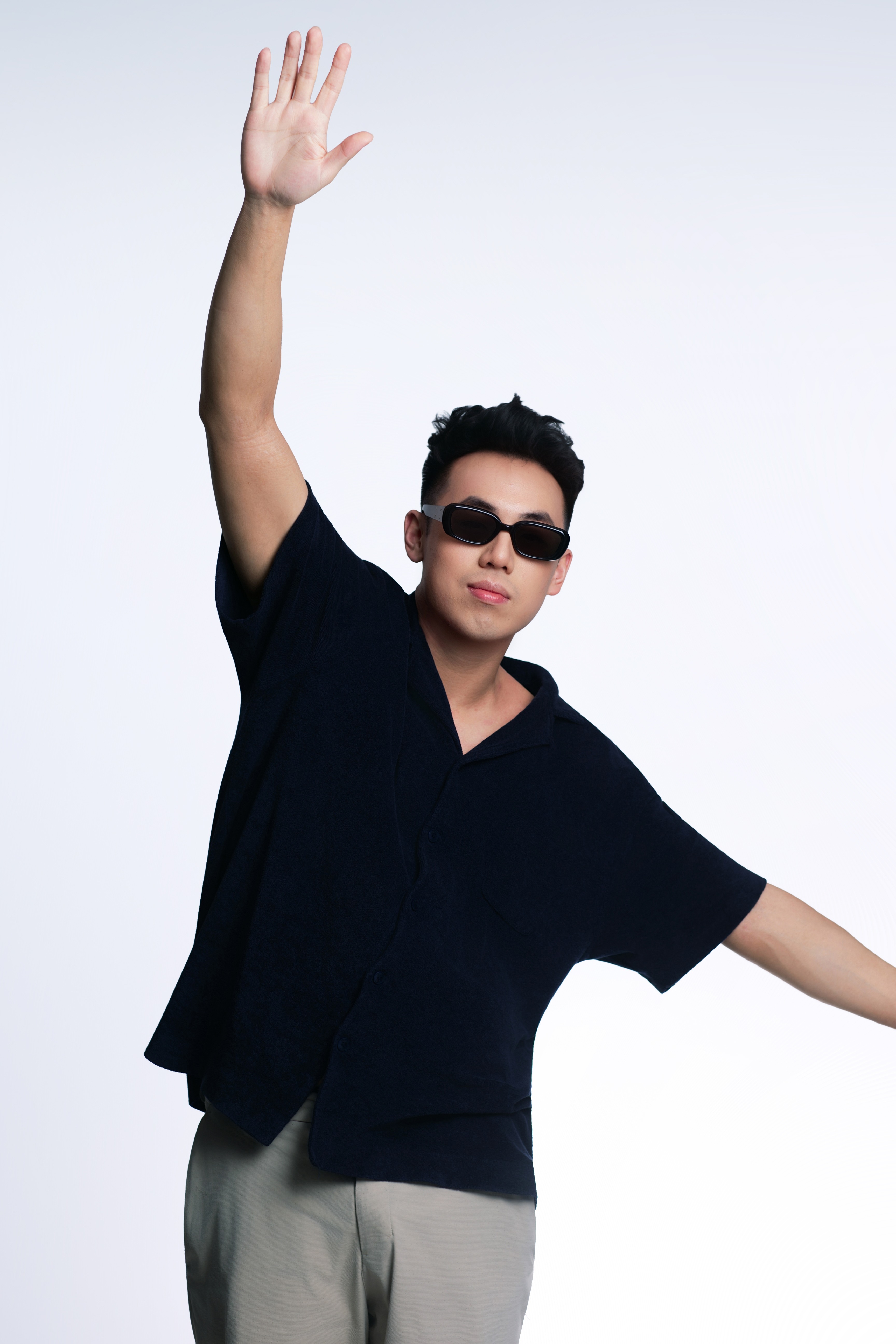 Hansel dynamic pose