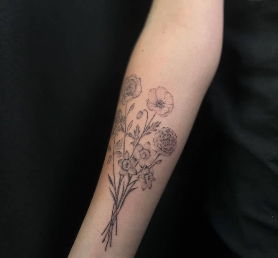 Fineline Blumenstrauss-Tattoo am Unterarm