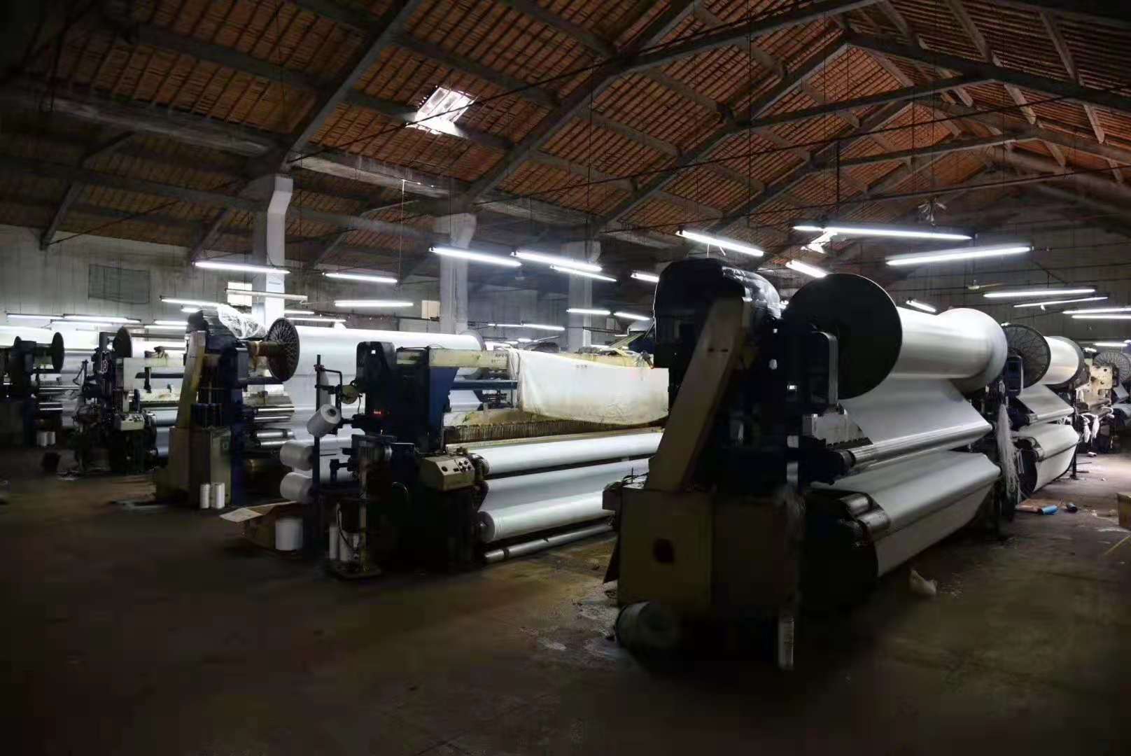 Industrial weaving looms