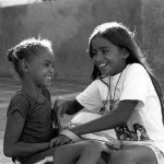 Zwei Mädchen lächeln sich an