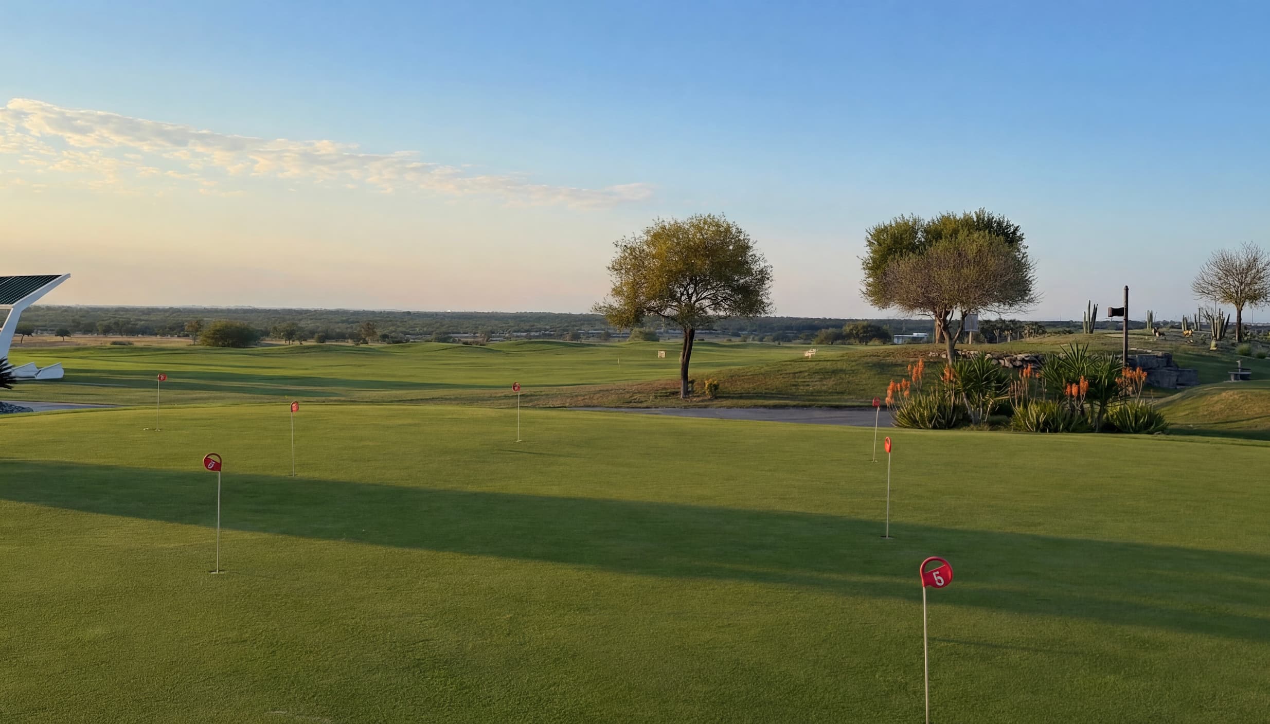 Putting green al atardecer en Las Aves Club de Golf