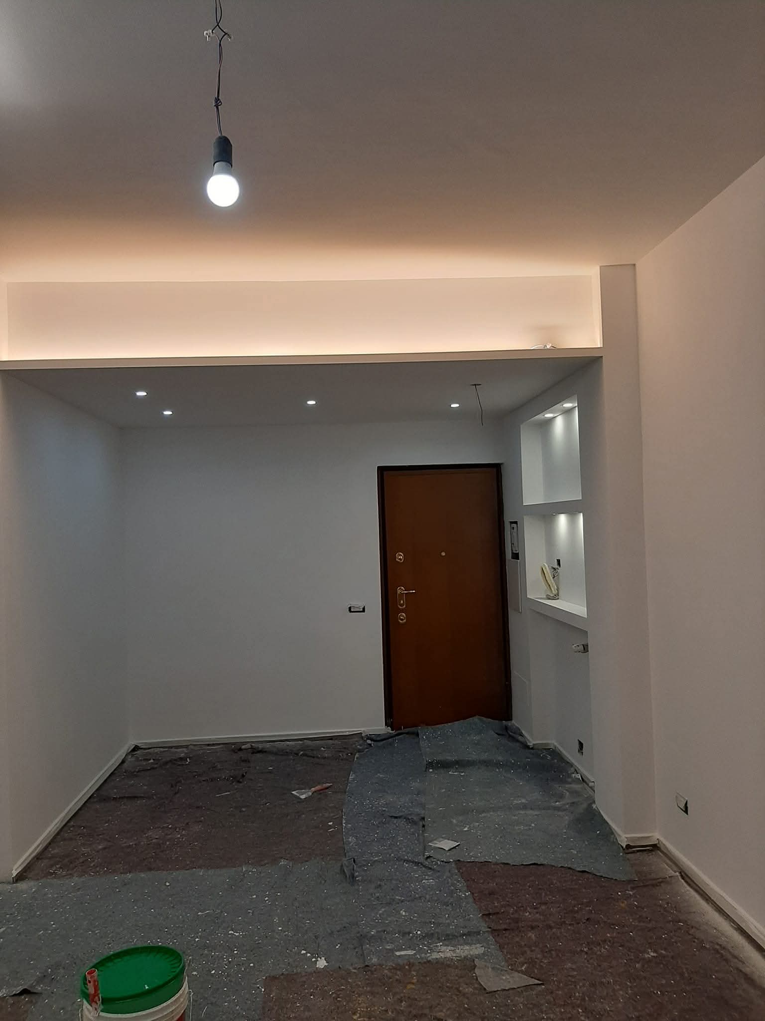 Ingresso con illuminazione LED e nicchie