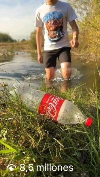 Reel viral: botella de Coca-Cola en el río