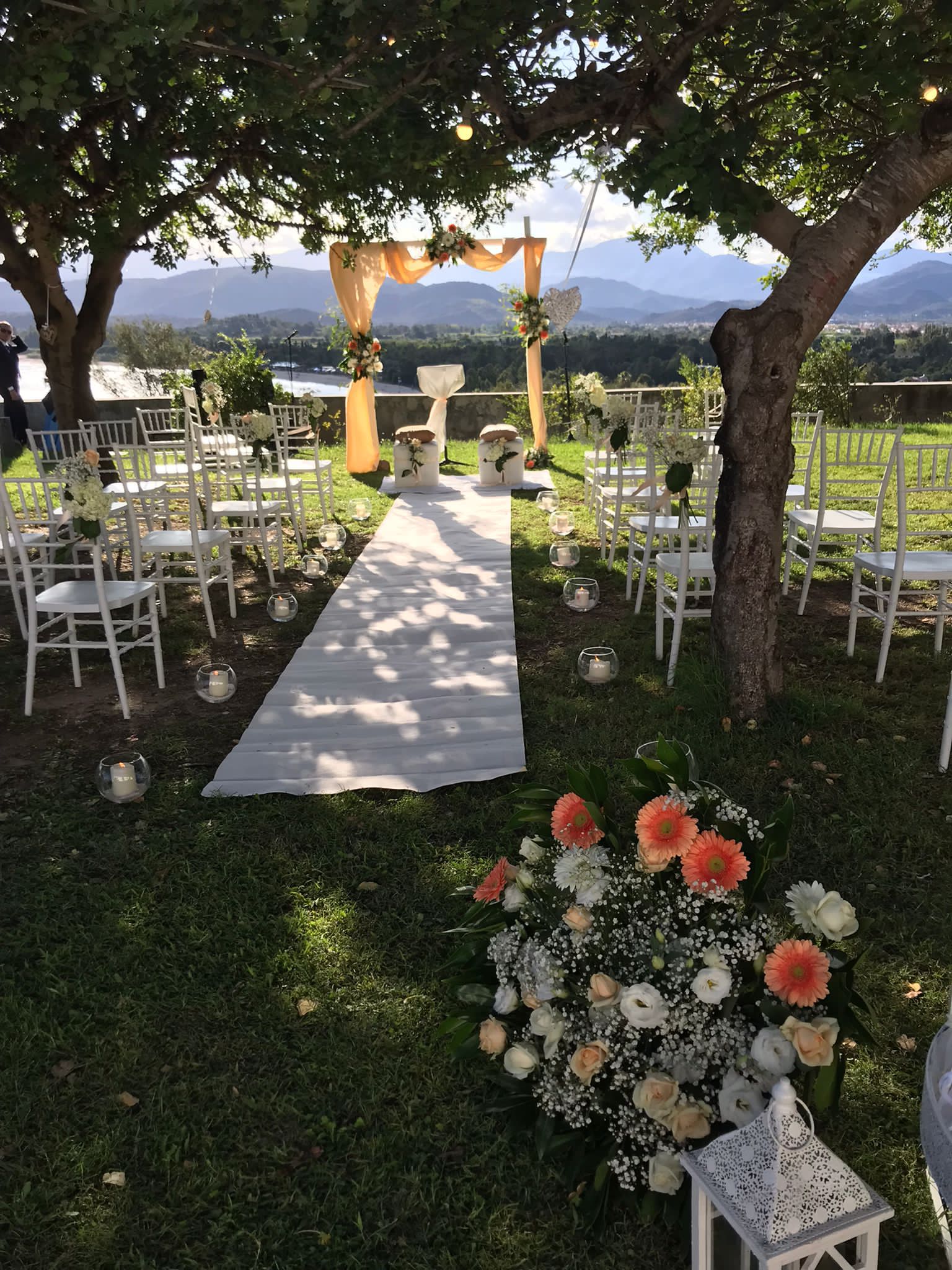 Gazebo arancione con vista paesaggistica spettacolare