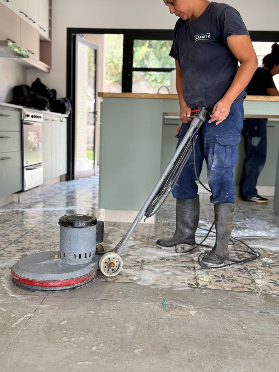 Limpieza de pisos con maquinaria profesional en cocina