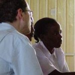 Fairnetzen-Mitarbeiter und kenianische Lehrerin verfolgen gemeinsam den Unterricht