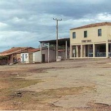 Menschen vor dem PETI-Gebäude