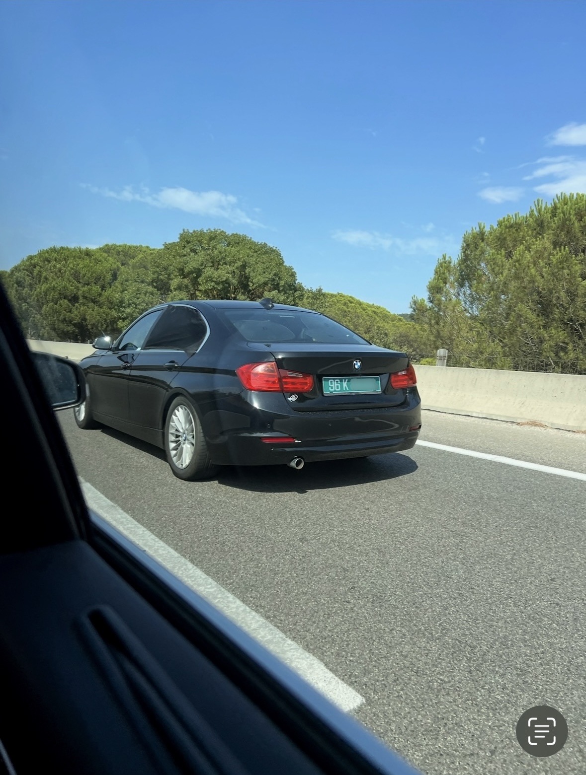 Plaque 96 K — Roumanie, personnel technique Plaque diplomatique verte 96 K sur une BMW série 3 noire roulant sur autoroute — code 96 correspondant à la Roumanie