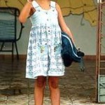 Mädchen im geblümten Kleid