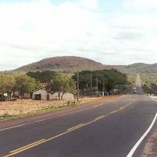Asphaltstraße mit Felsberg im Hintergrund