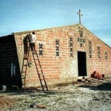 Bau der Dorfkirche in Mucambo