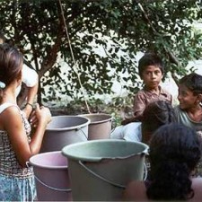 Kinder beim Wasserholen mit Eimern