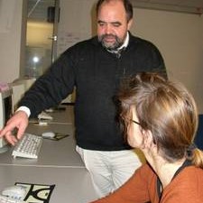 Trainer erkl������������������������rt einer Teilnehmerin am Computer