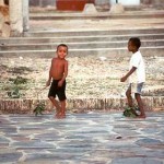 Zwei Jungen spielen auf einem Platz