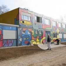 Fertig bemalter Computainer-Komplex von außen