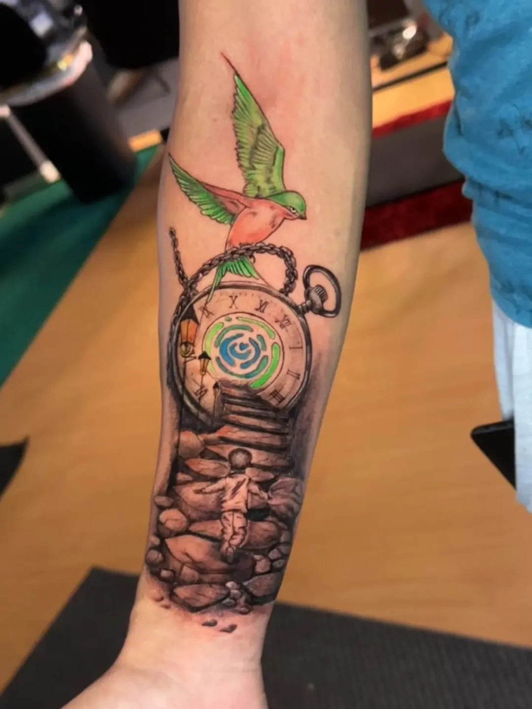 Tatuagem full color relógio com pássaro