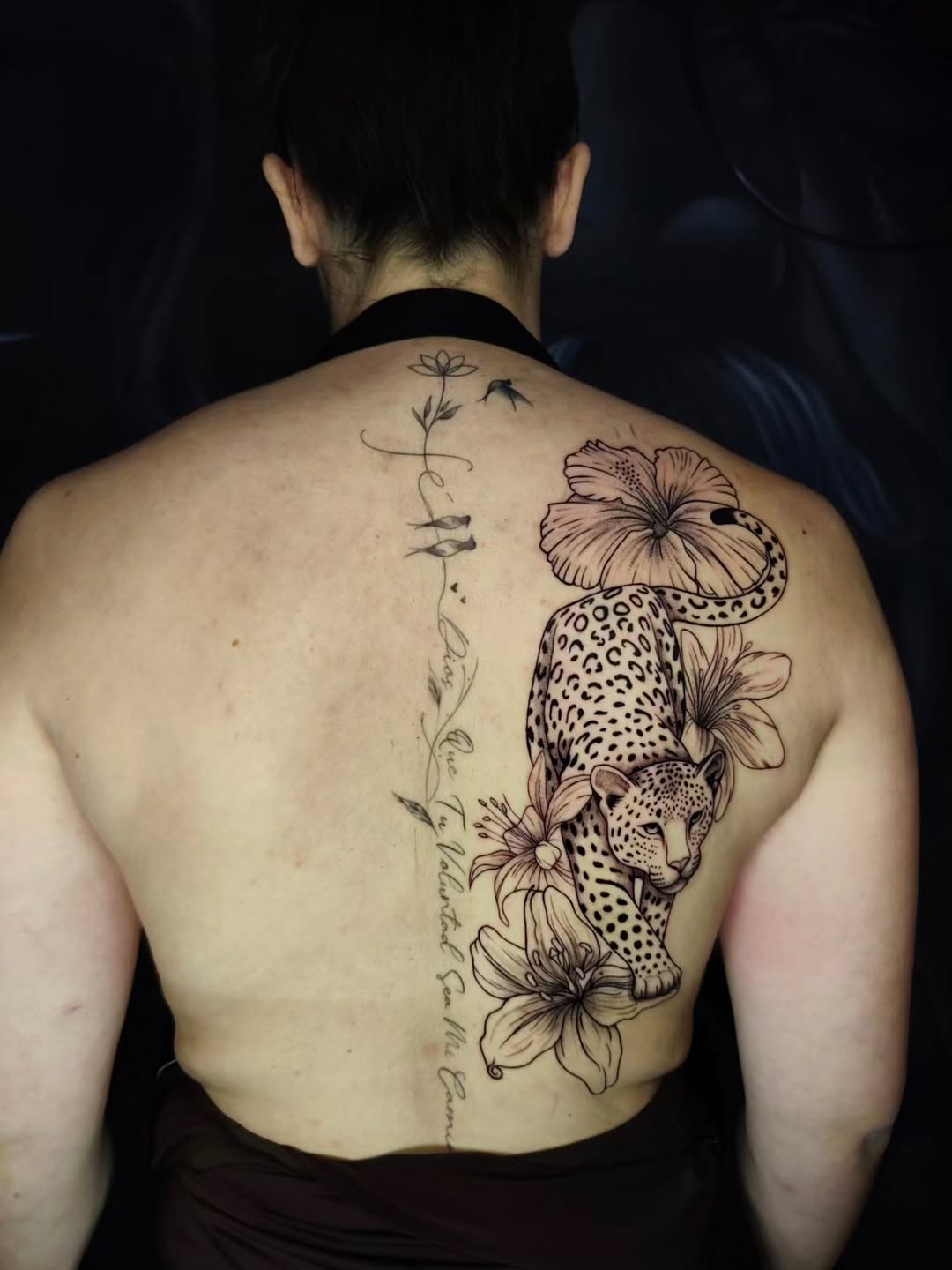 Peça de costas leopardo com flores