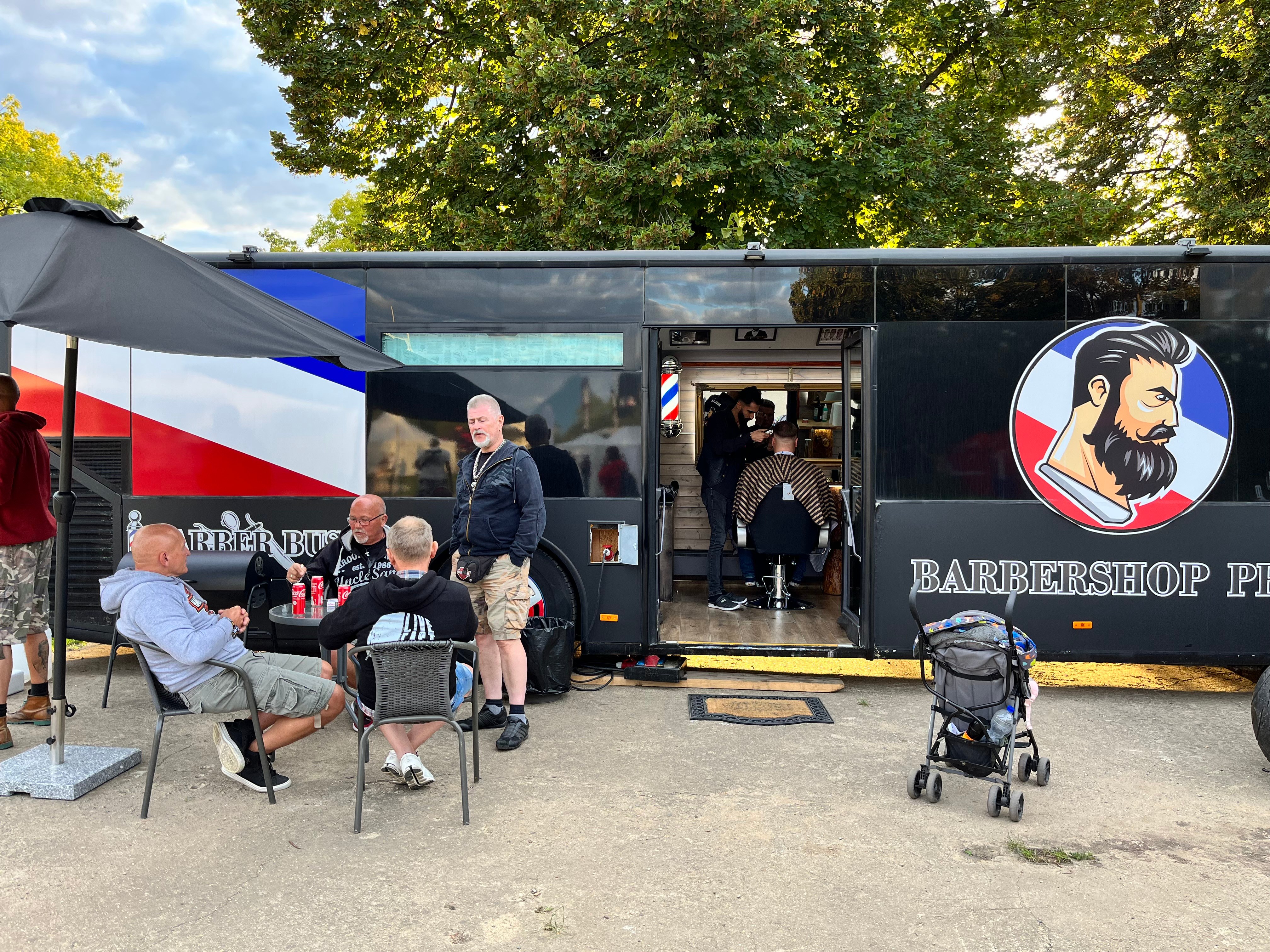 Mobilní barbershop bus v akci
