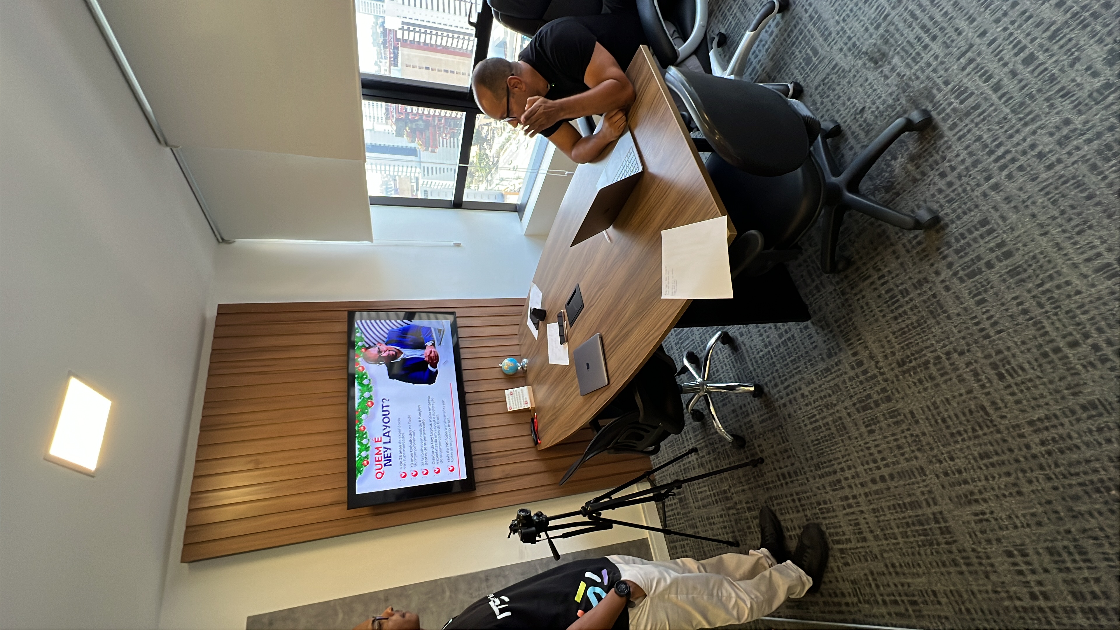 Gravação de conteúdo Ney Layout em sala de reunião