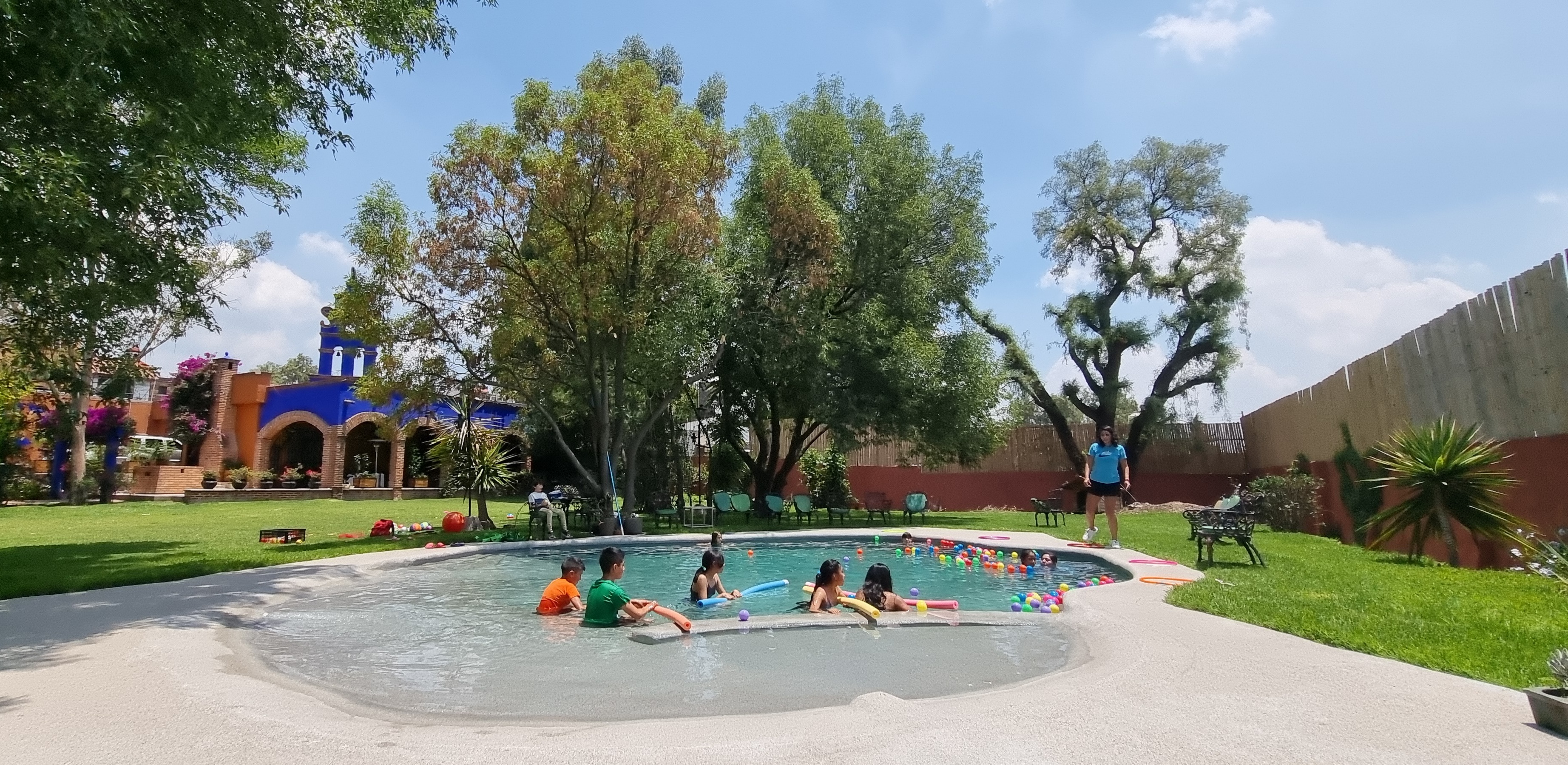 Niños disfrutando la alberca