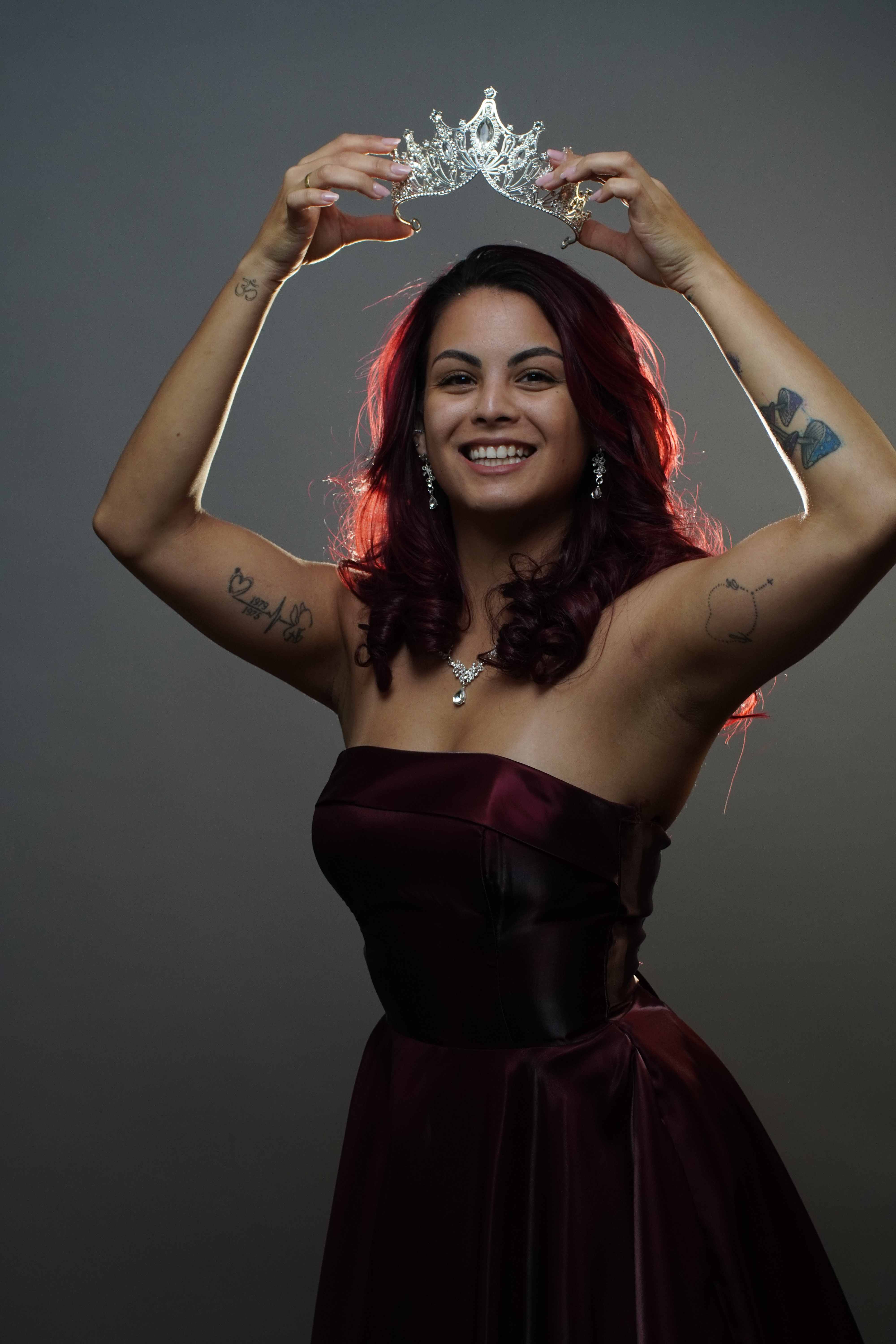 Agnys Viana segurando a coroa — Miss Real Carapicuíba 2026