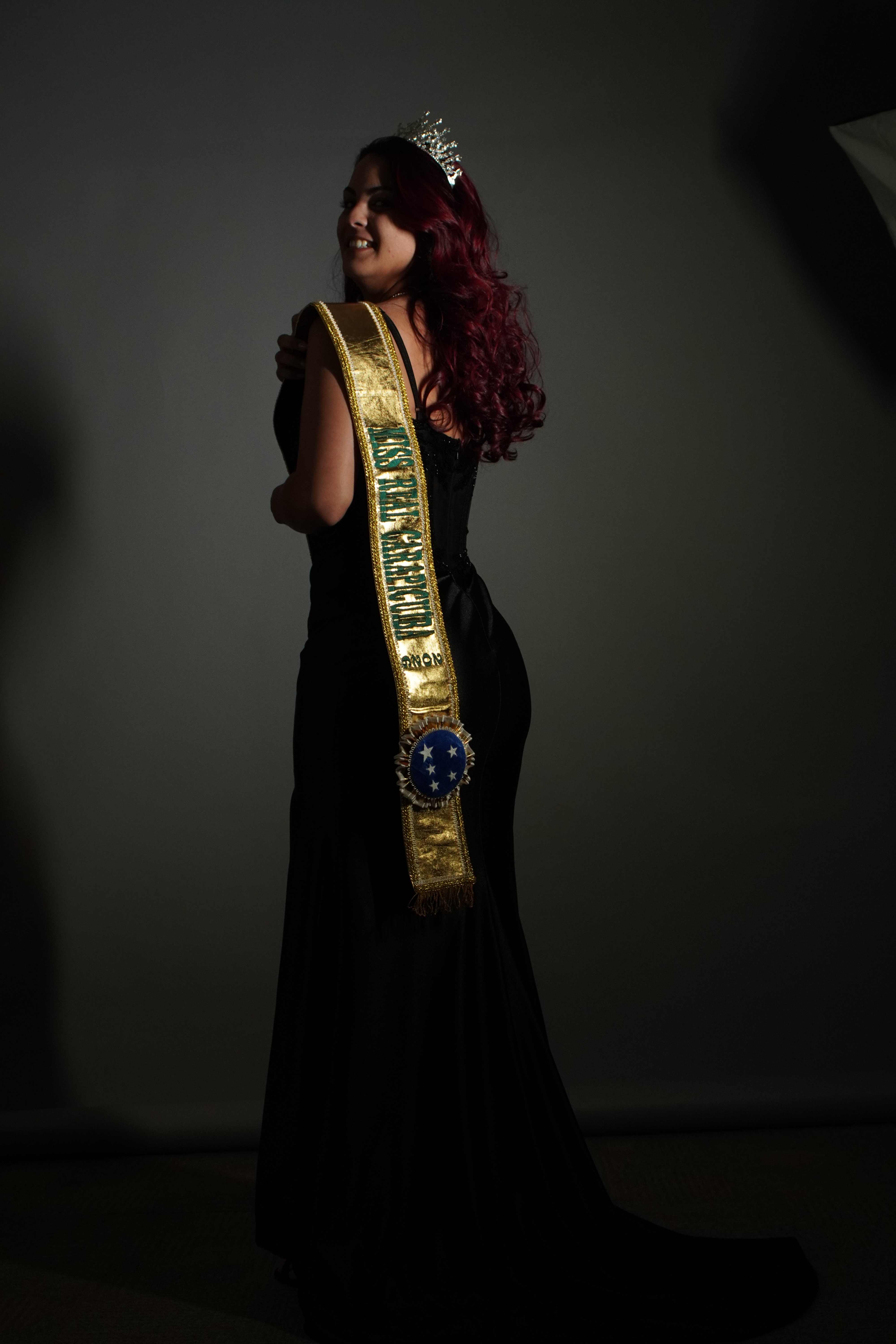 Agnys Viana com faixa Miss Real Carapicuíba e coroa