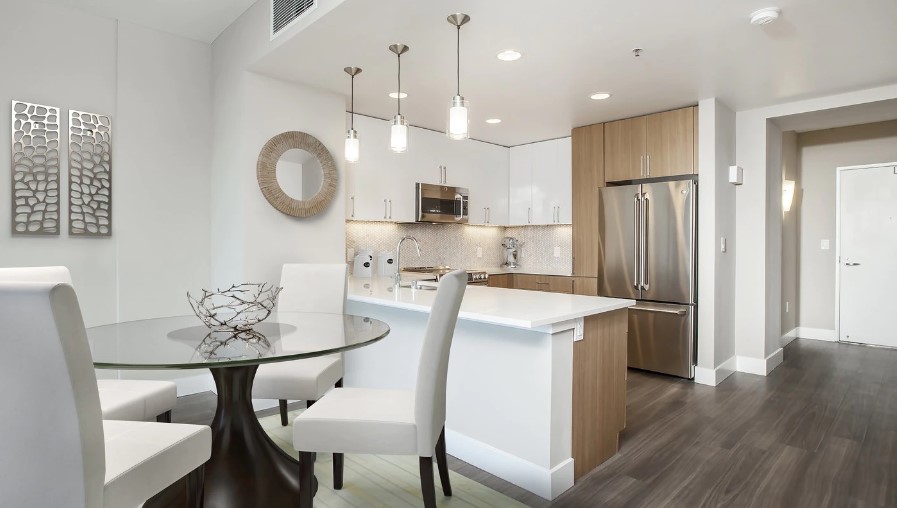 Atop — Starlight white + Soprano wood