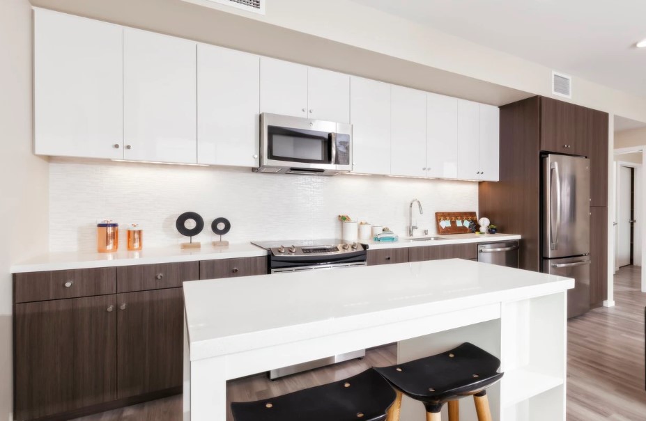 Avalon Dogpatch — Starlight white + Baroque walnut