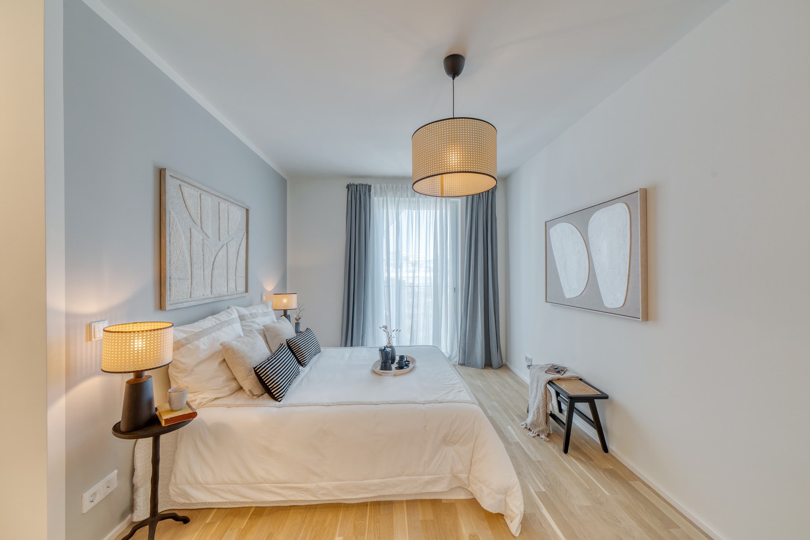 Helles Schlafzimmer mit Kunstwerken