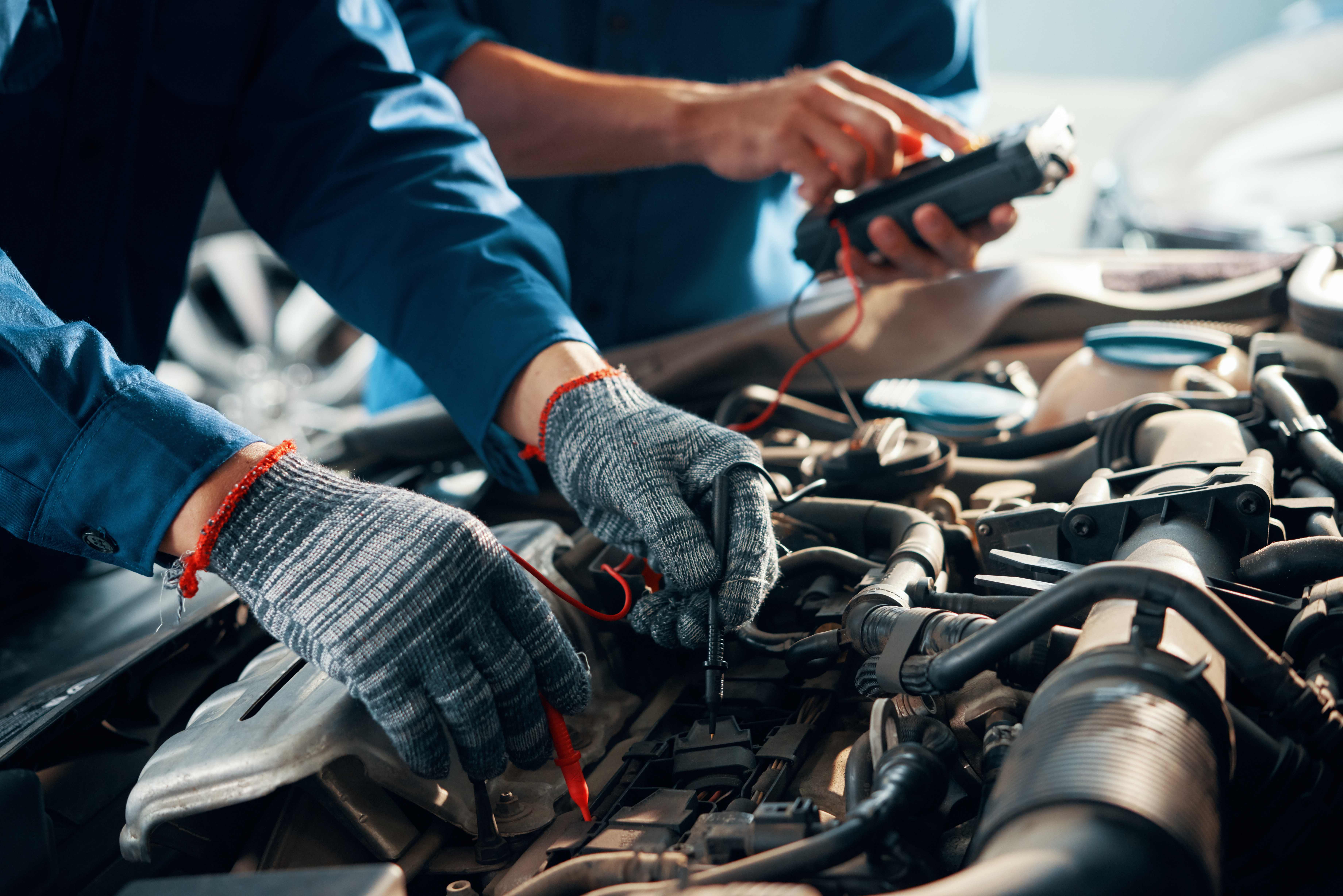 Professioneller KFZ Mechaniker bei der Fahrzeugdiagnose