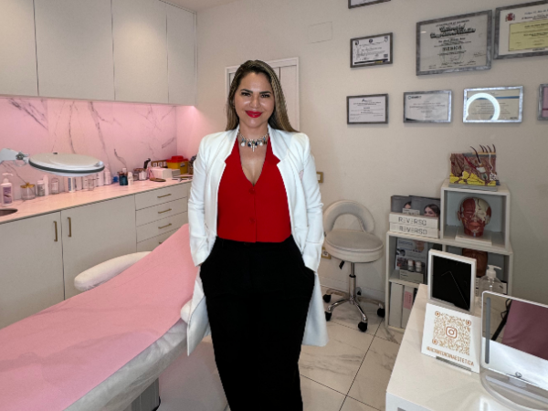 Dra. Ana María Mancilla en su consulta de Lum Clinic Barcelona