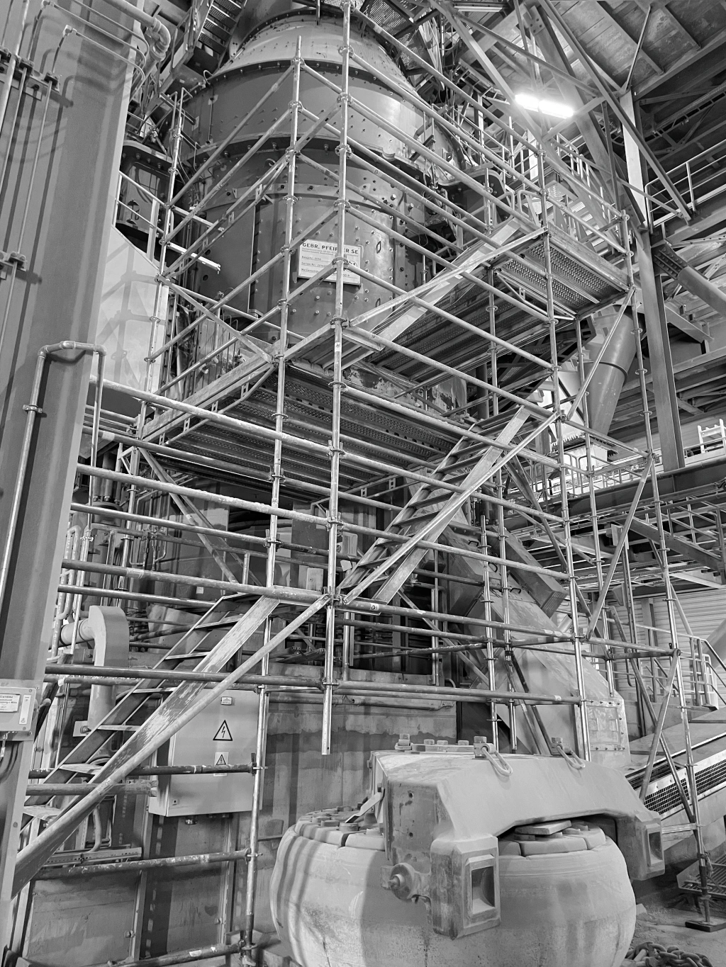 Arbeitsgerüst am Mühlentisch einer Industrieanlage während laufendem Betrieb — K&K Spezialgerüstbau, Industriegerüst laufender Betrieb