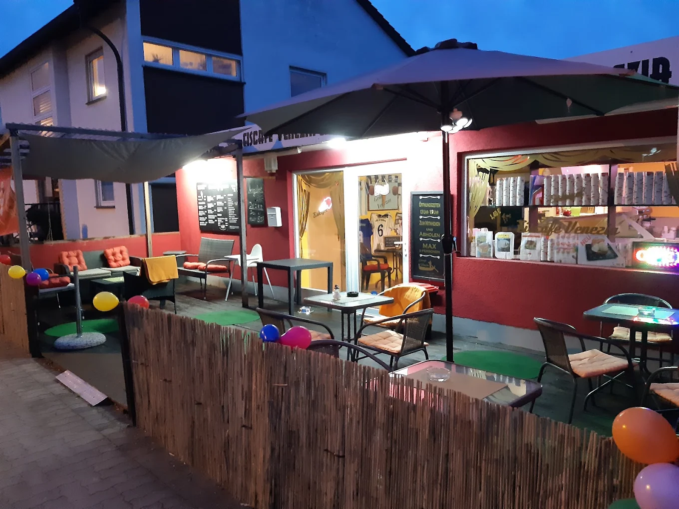 Abendliche Außenansicht des Eiscafe Venezia mit gemütlicher Beleuchtung