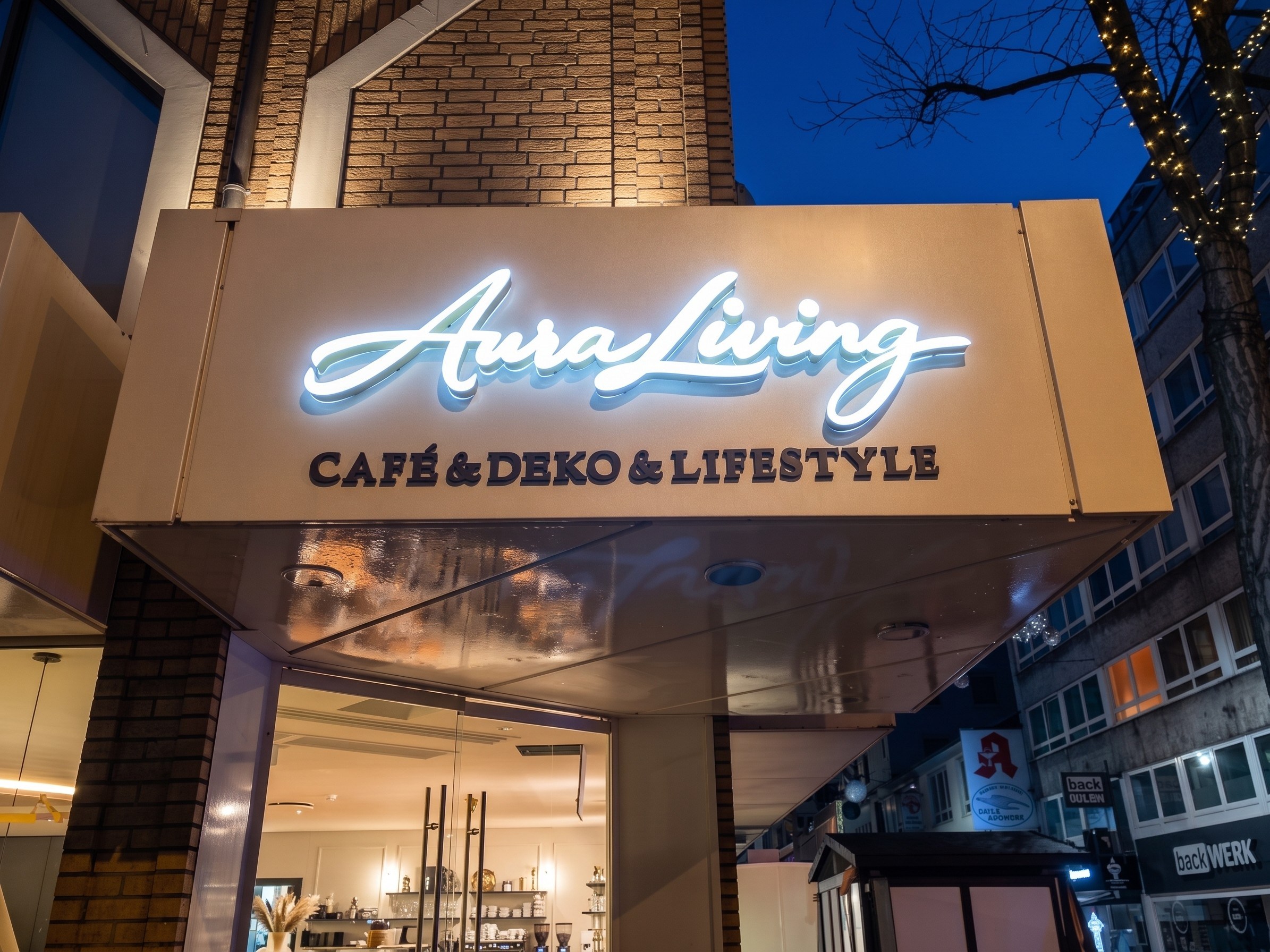Aura Living Café & Deko & Lifestyle: Fassade, Innen & LED-Hinterleuchtung komplett