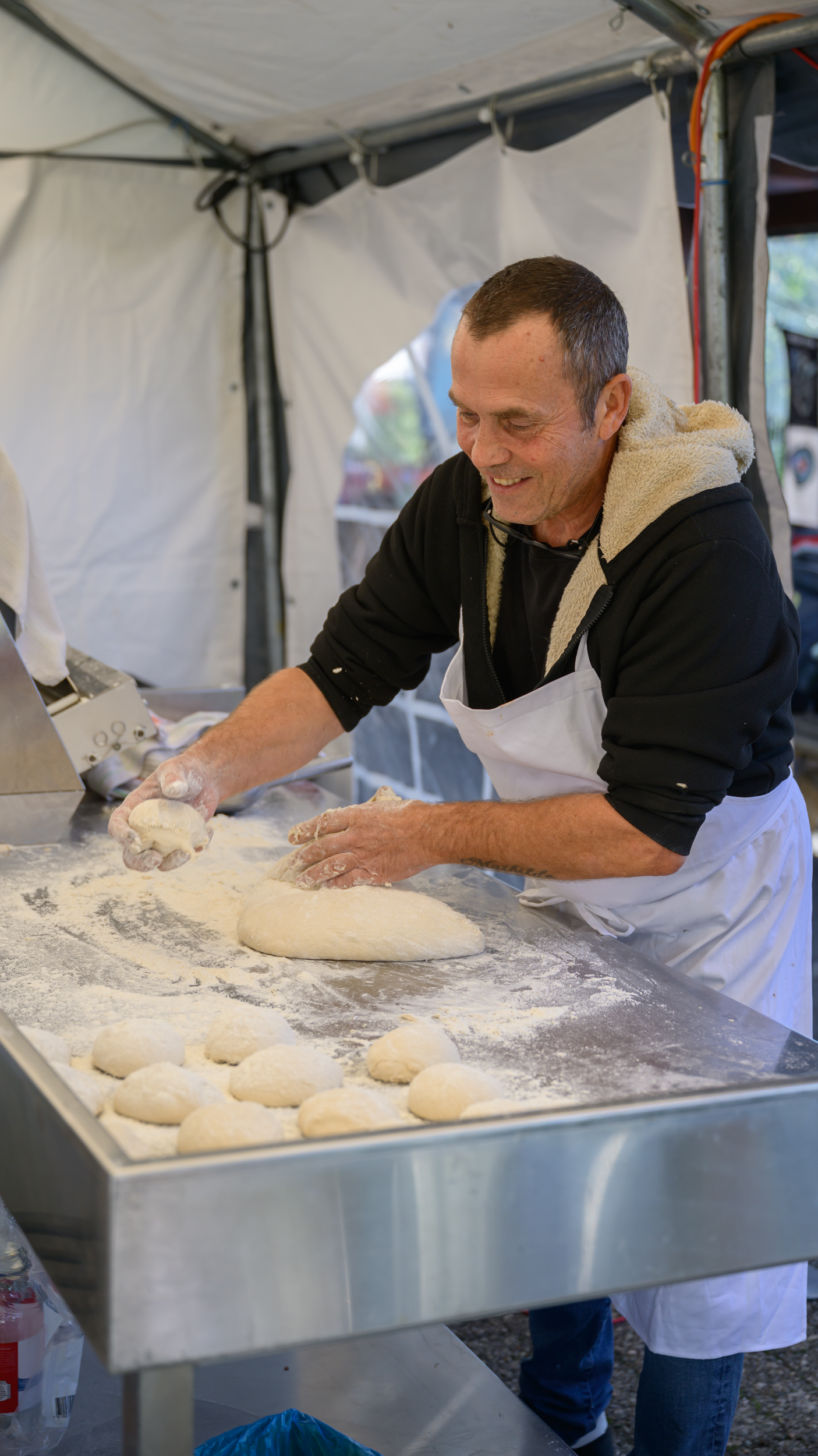 Pizzaiolo préparant la pâte