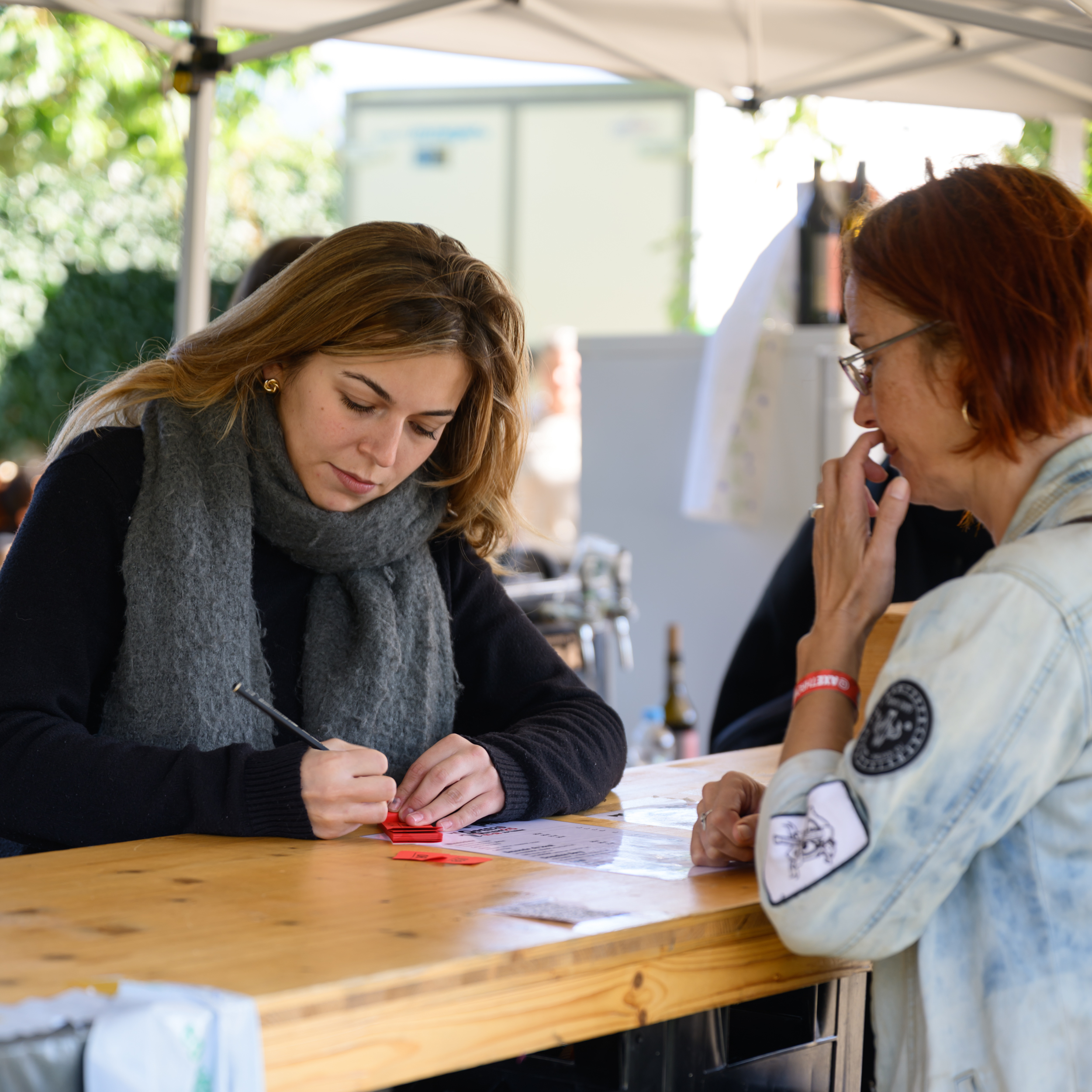 Bénévole au stand d'inscription