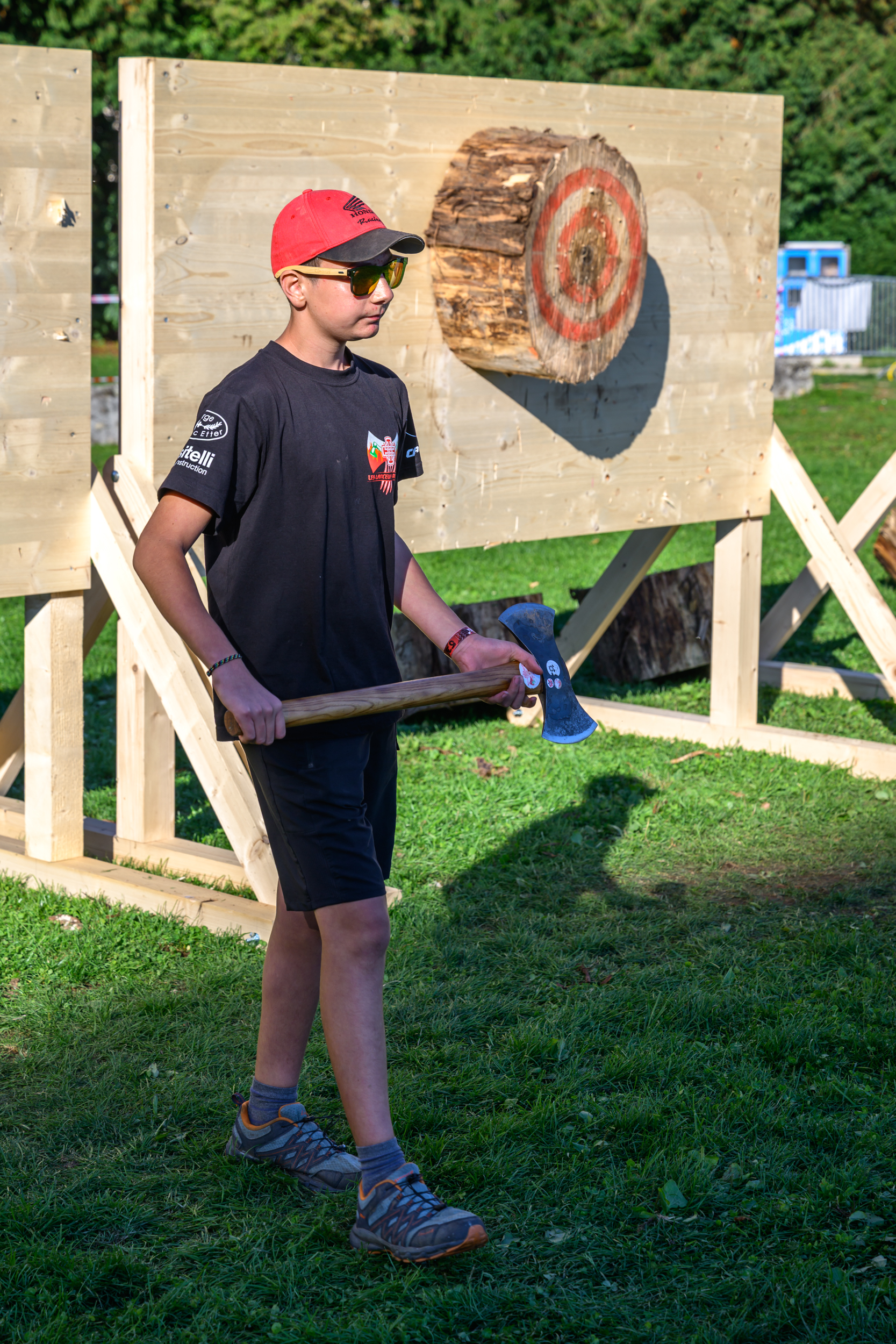 Jeune lanceur avec sa hache devant la cible