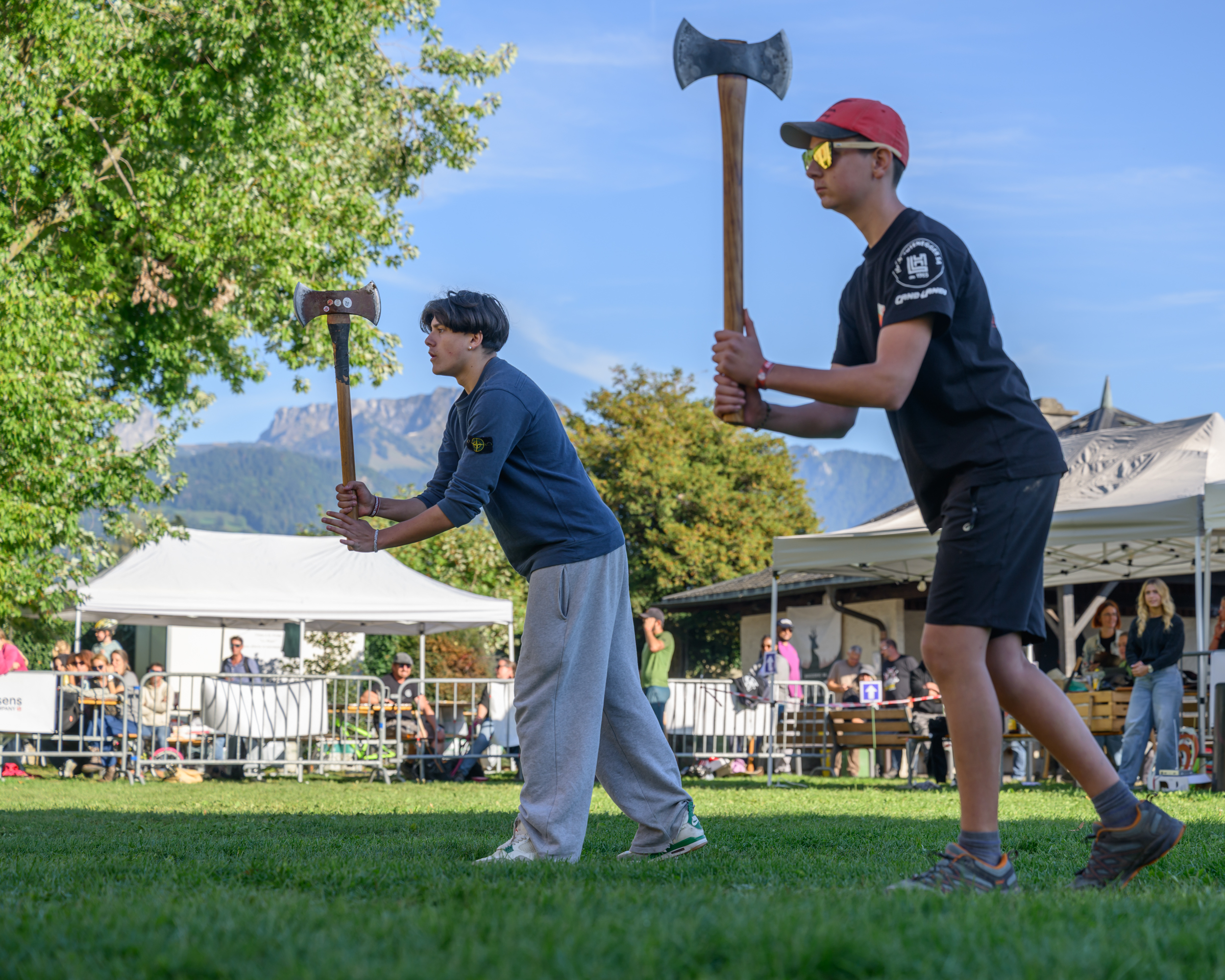 Duo de jeunes lanceurs avec vue sur les Alpes