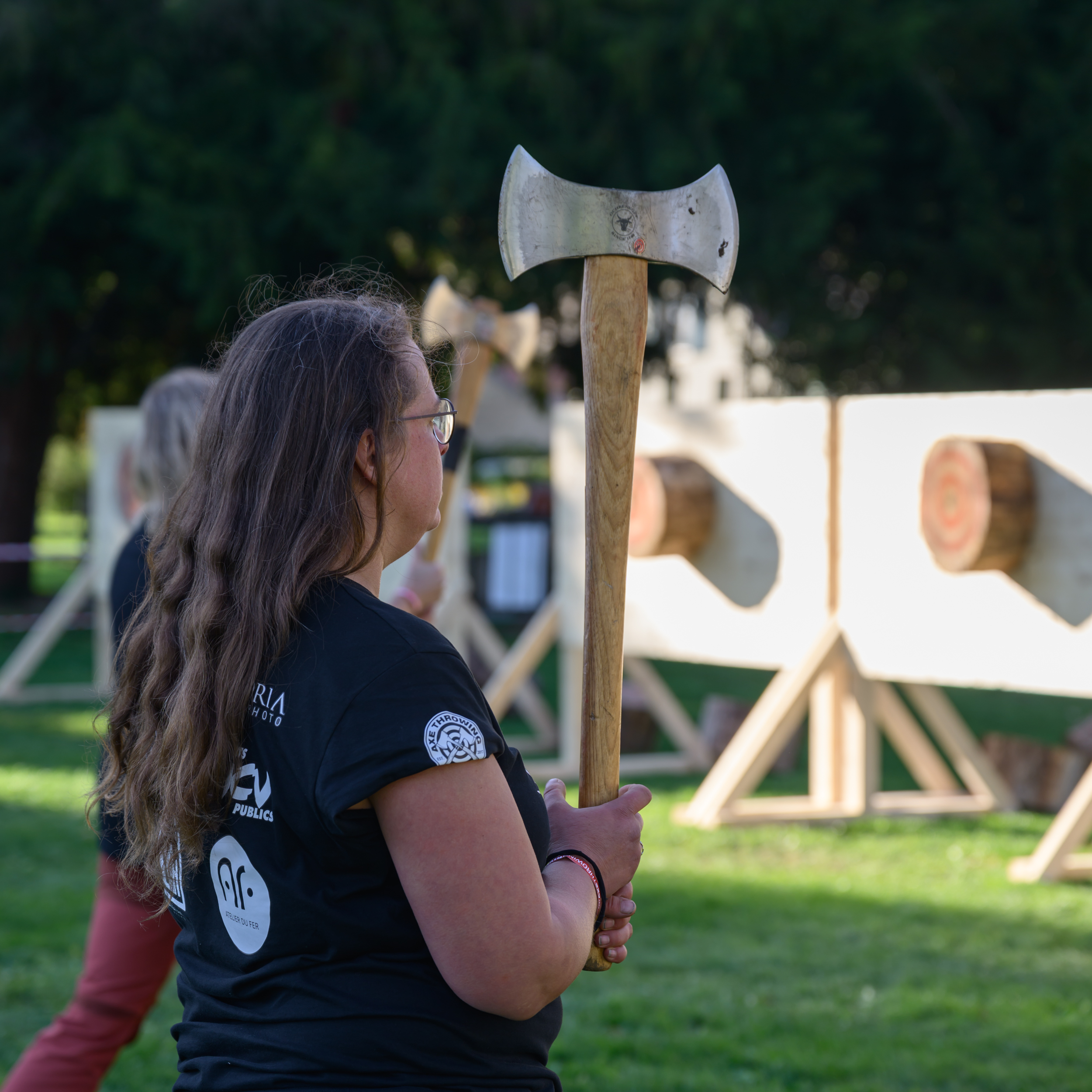 Lanceuse face aux cibles