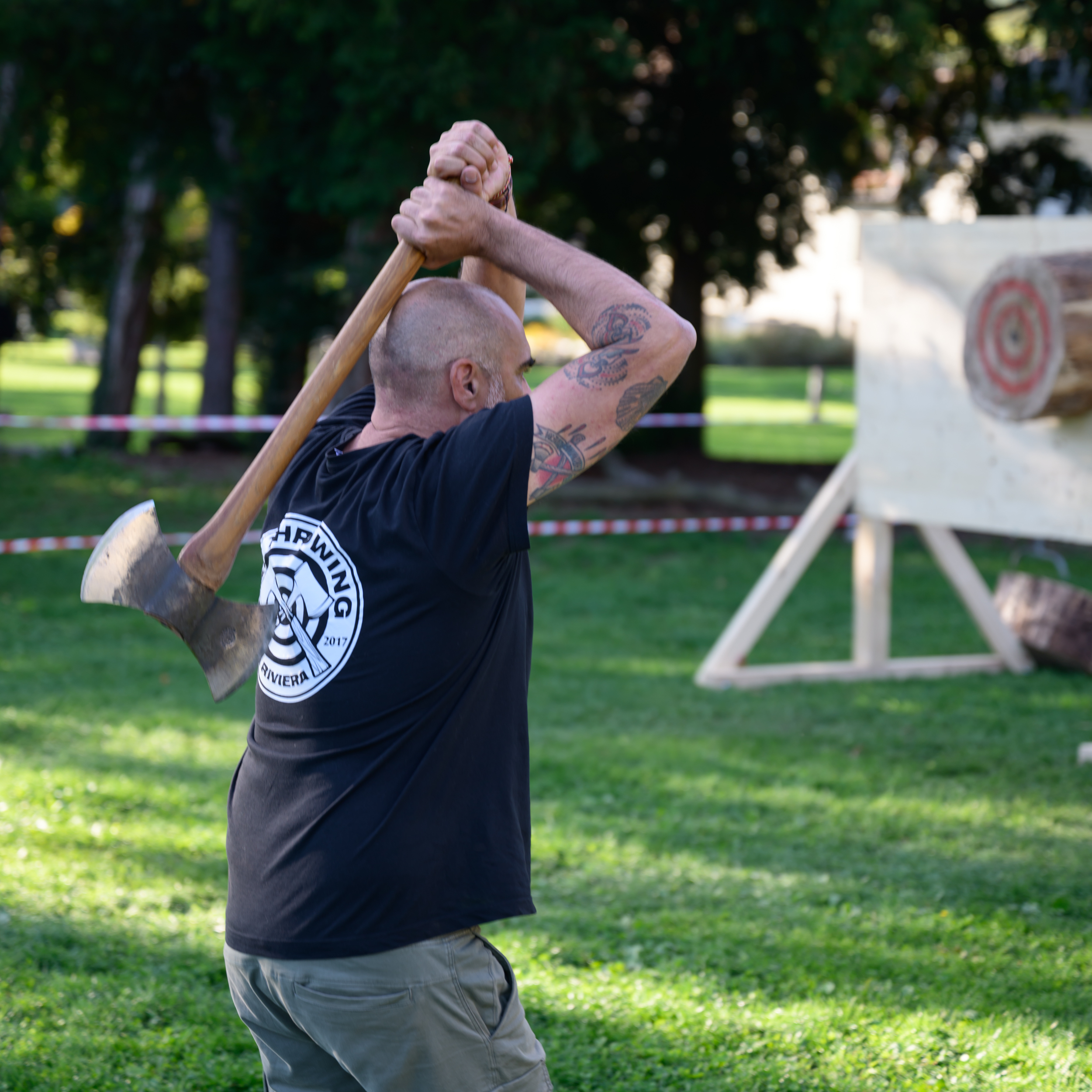 Lanceur Axethrowing Riviera en plein lancer