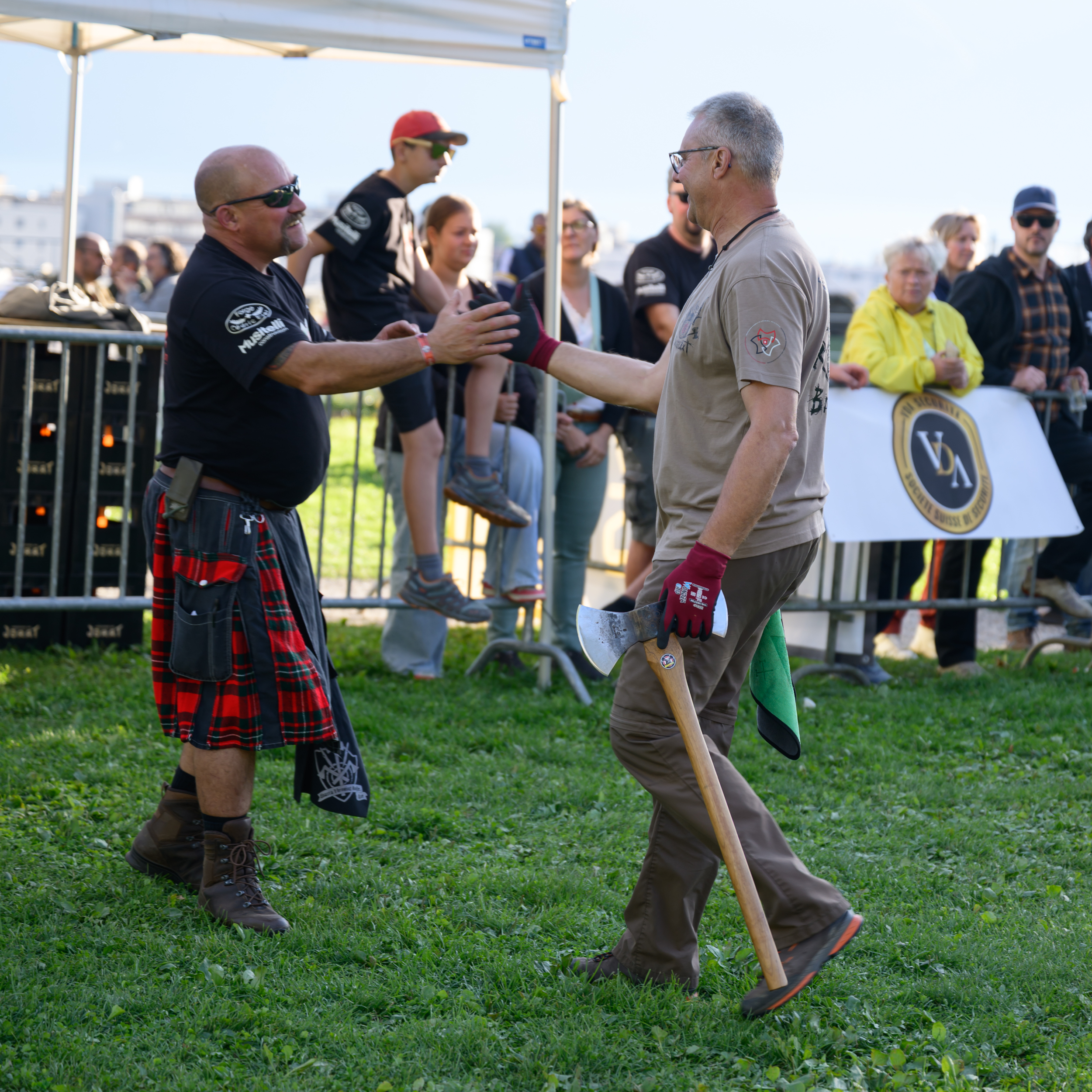 Poignée de main entre lanceur en kilt et concurrent