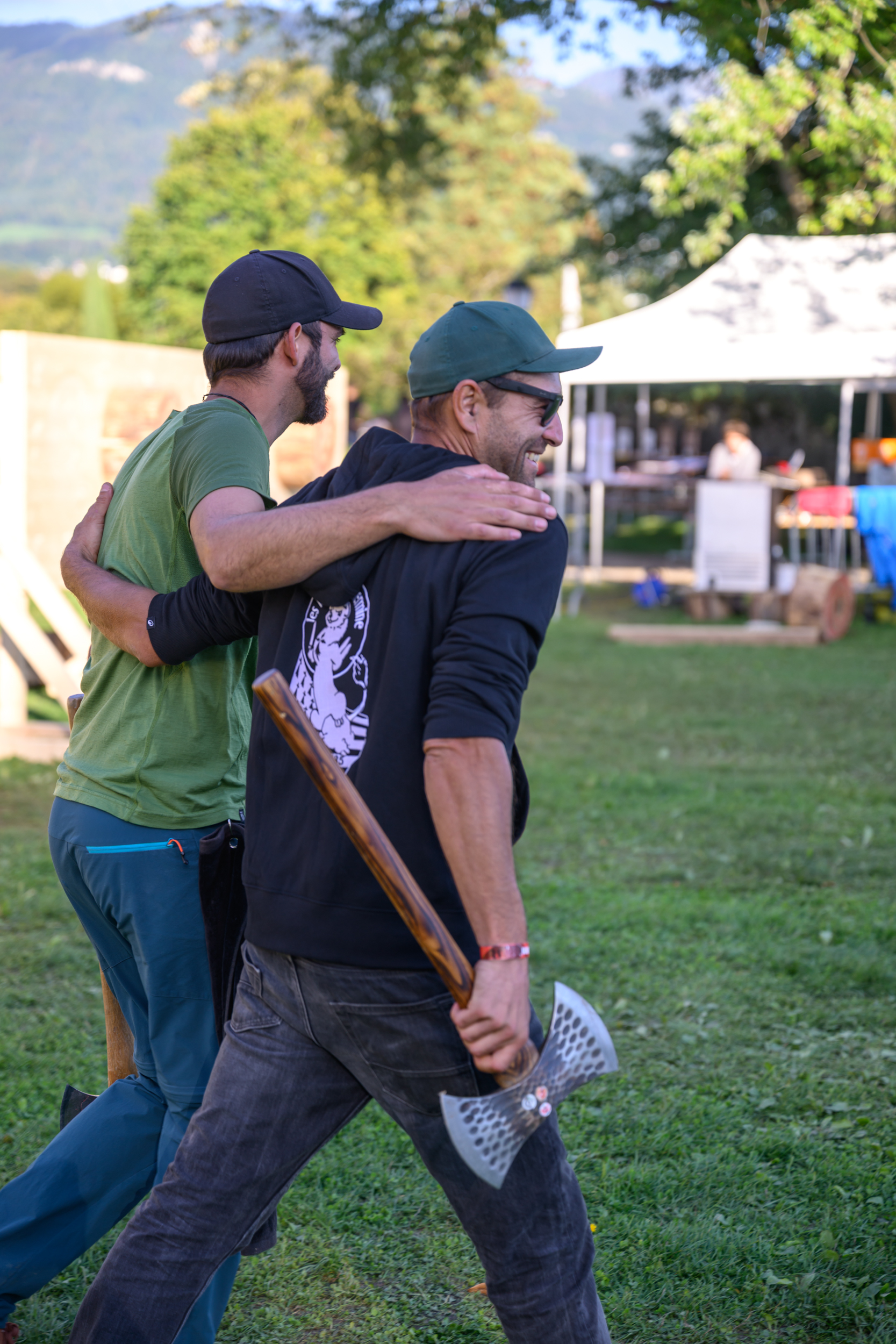 Amis marchant ensemble après un match