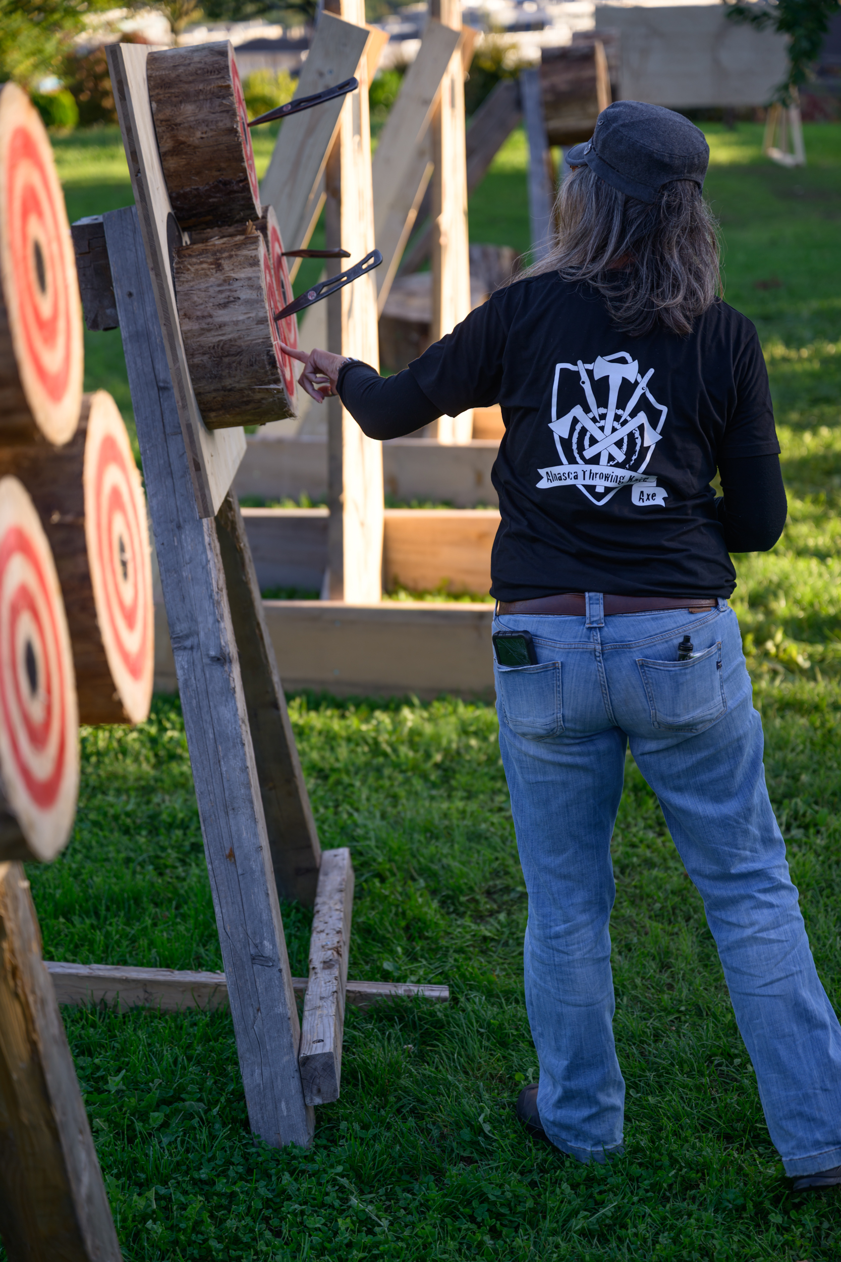 Lanceuse récupérant ses haches - Alasca Throwing