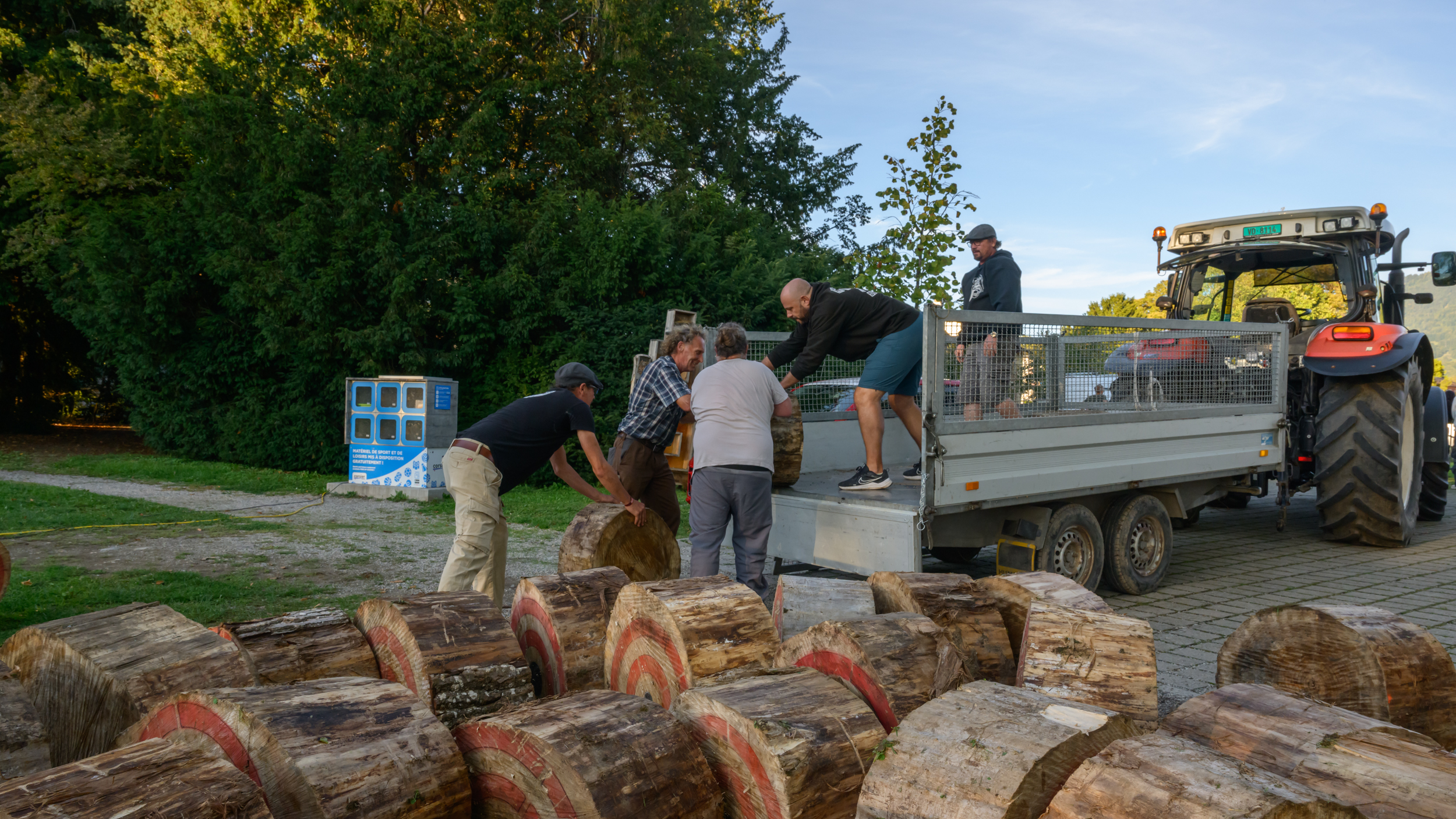 Equipe déchargeant les cibles du tracteur